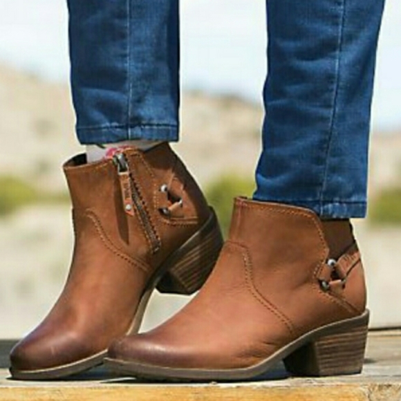 tan pointed toe boots